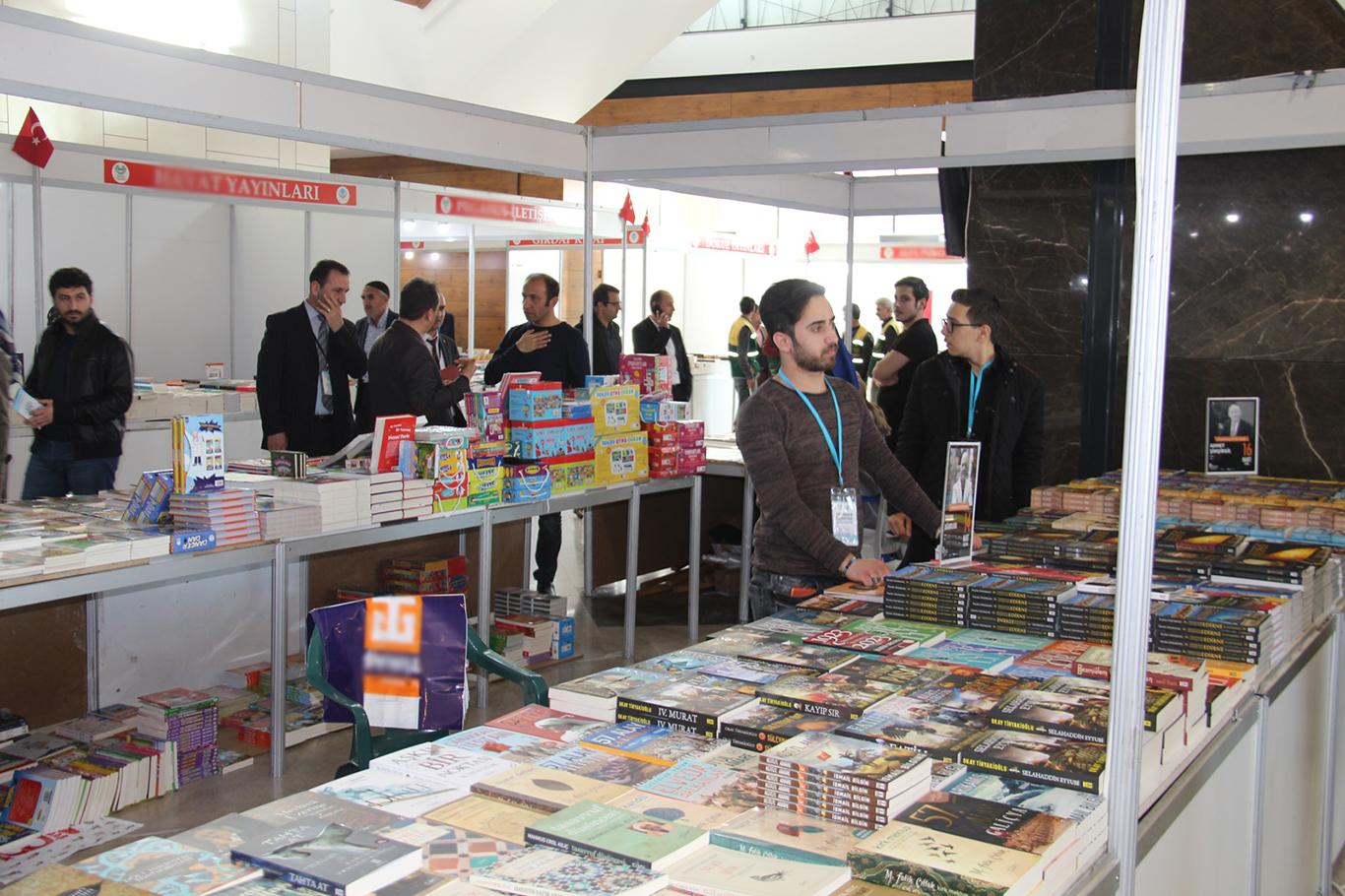 130 yayınevinin katılımıyla bir milyon kitabın sergilendiği fuar açıldı
